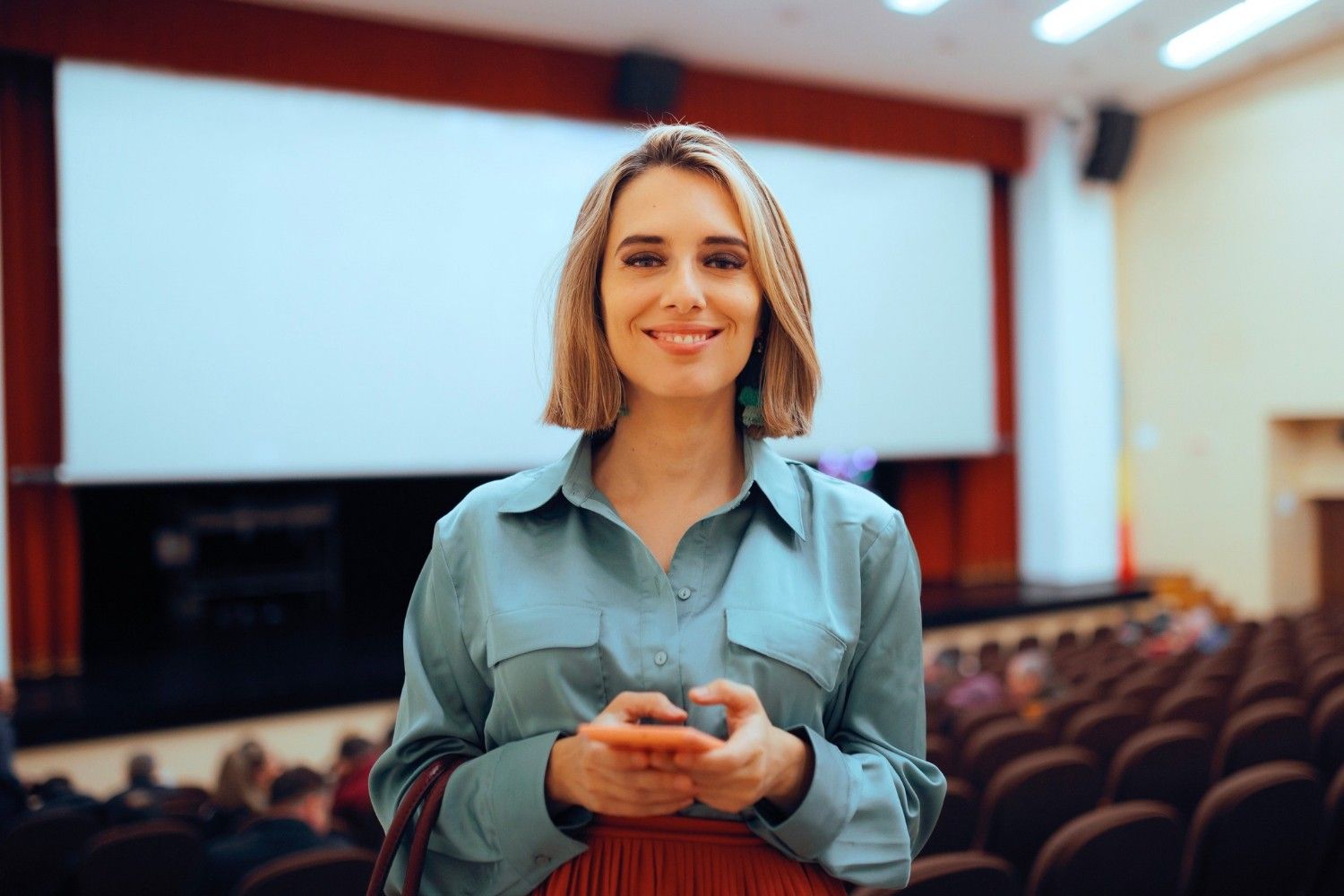 Giovane professionista in una sala cinematografica